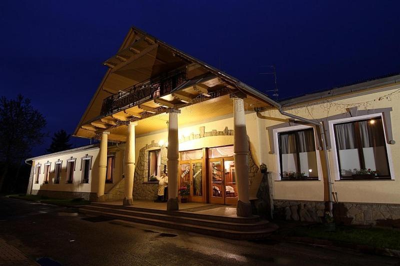 Restauracja Noclegi Ruczaj Czeslawa Worwa Nowy Targ Exterior photo